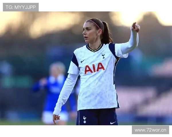 亚历克斯·摩根居然在训练场穿得比我夏天还少，这冷成啥样还能这么猛？